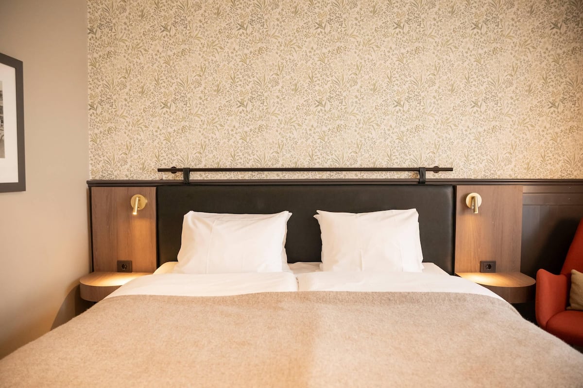 standard room, 1 double bed | pillow-top beds, in-room safe, desk, iron/ironing board