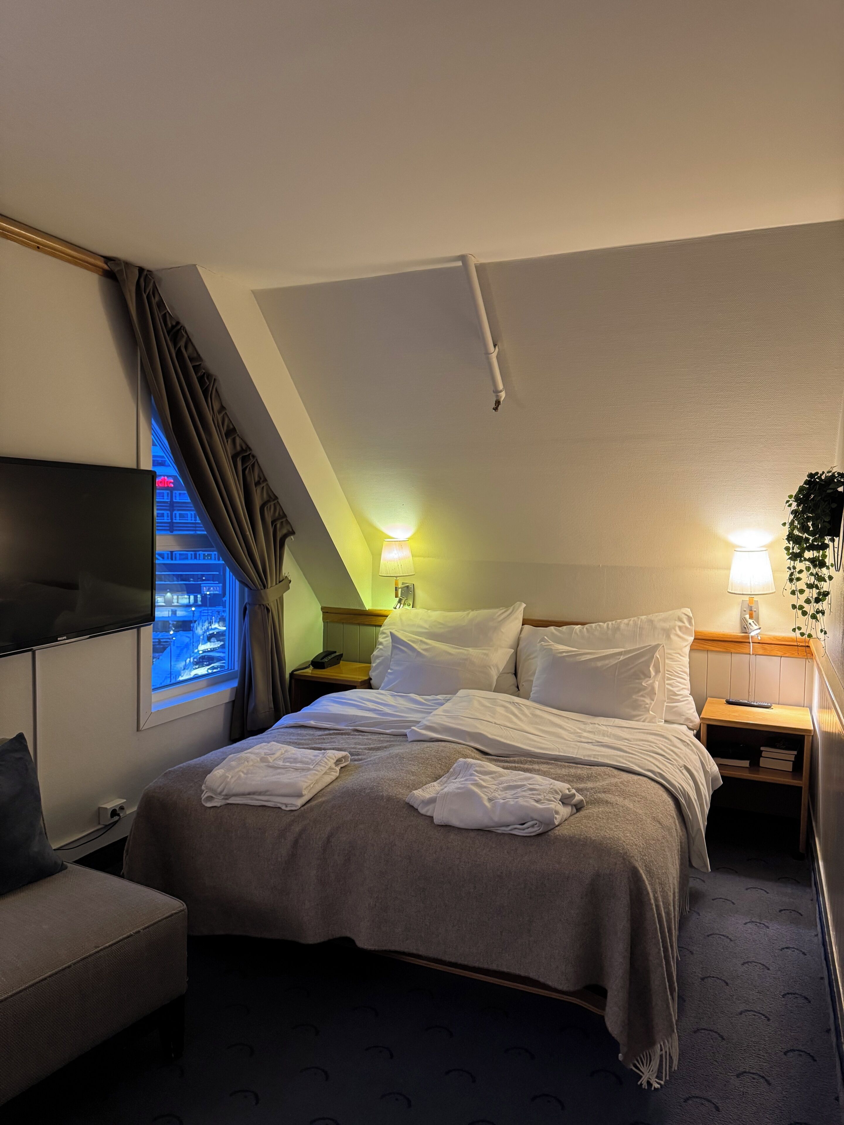 Habitación superior, 1 cama matrimonial | Escritorio, espacio para trabajar con laptop y cortinas blackout 