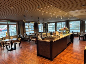 Breakfast and dinner served