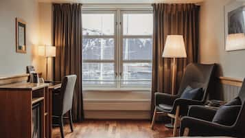 Rom – deluxe, 1 dobbeltseng | Skrivebord, skrivebord for bærbar PC og blendingsgardiner
