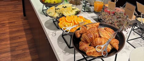 Petit déjeuner et dßner servis sur place