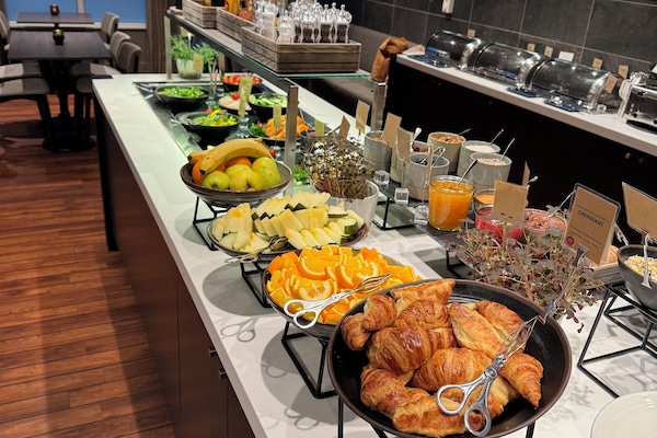 Sarapan dan makan malam dihidangkan