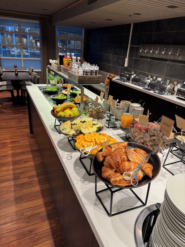 Frokost og middag serveres