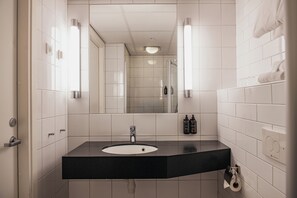 Deluxe Room, 1 Double Bed | Bathroom