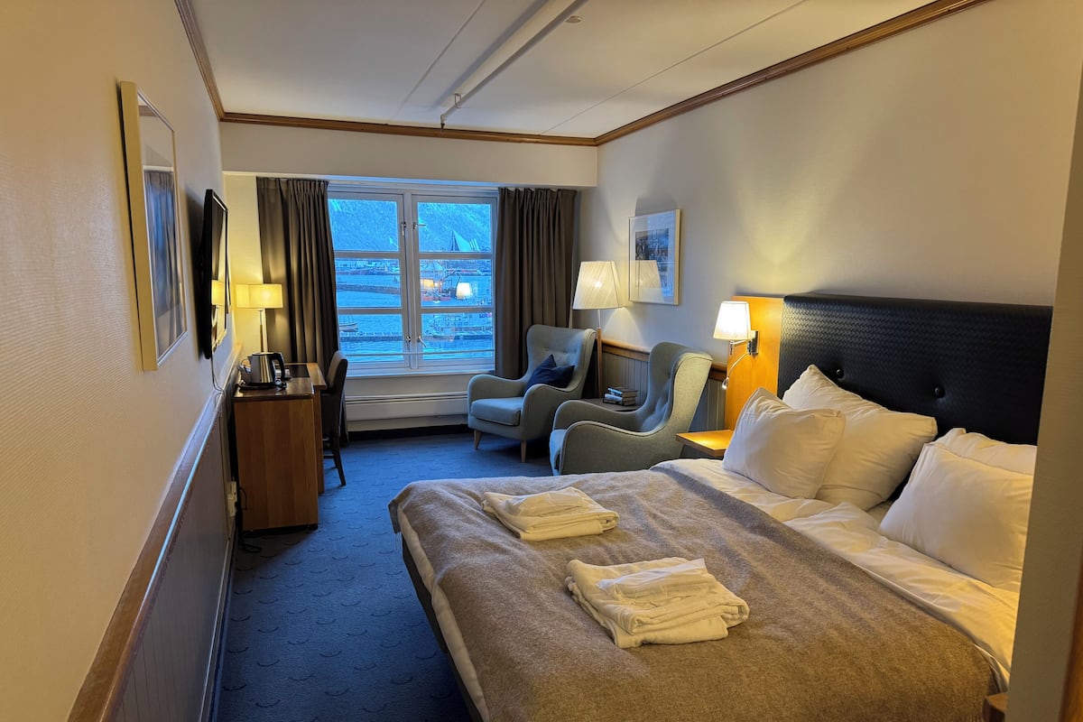 Habitación Deluxe, 1 cama matrimonial | Escritorio, espacio para trabajar con laptop y cortinas blackout