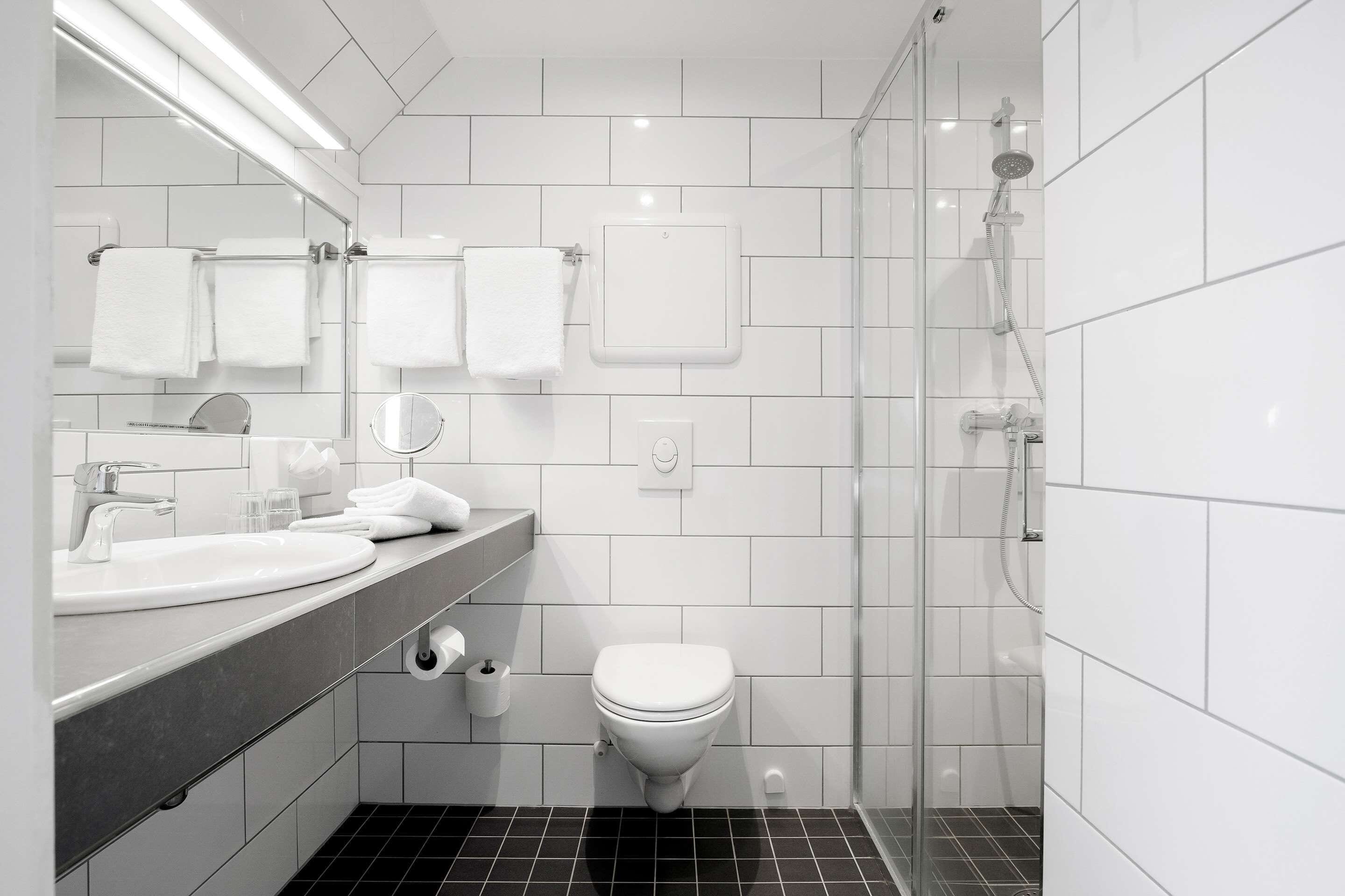 standard room, 2 single beds, non smoking | bathroom | shower, towels