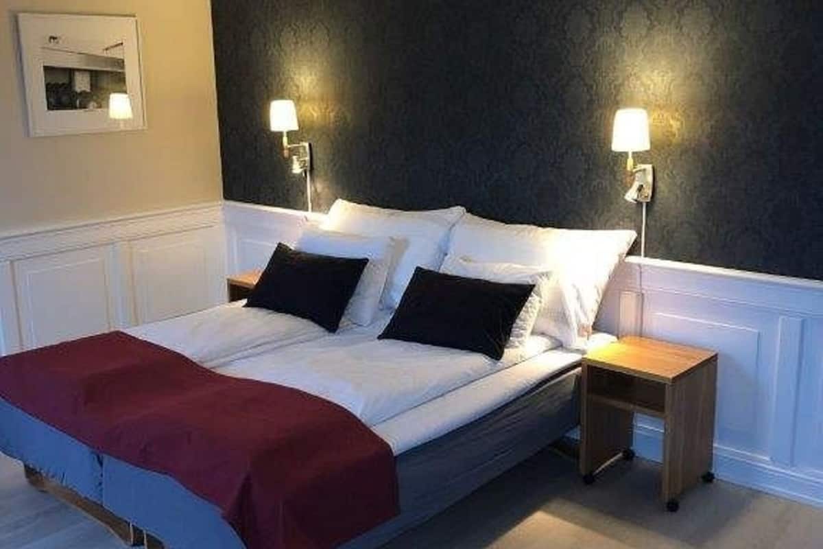 standard room, 1 queen bed, non smoking | 1 bedroom, pillow-top beds, in-room safe, desk