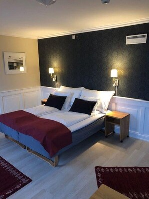 Standard Room, 1 Queen Bed, Non Smoking | 1 bedroom, pillowtop beds, in-room safe, desk