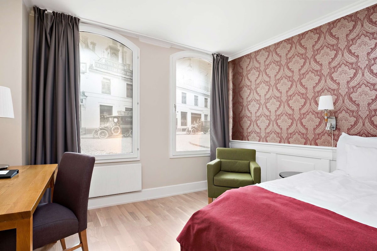 standard room, 1 single bed, non smoking | 1 bedroom, pillow-top beds, in-room safe, desk