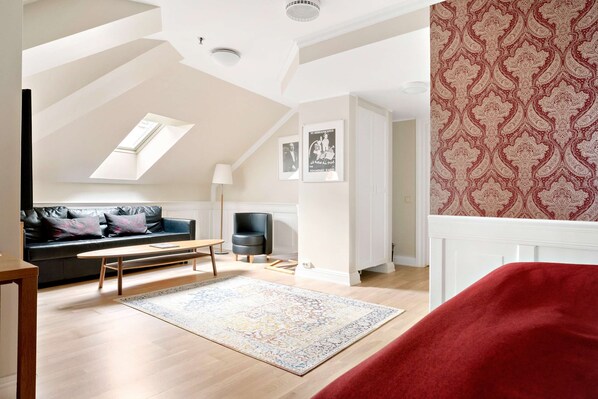 Superior Room, 2 Twin Beds, Non Smoking | 1 bedroom, pillowtop beds, in-room safe, desk