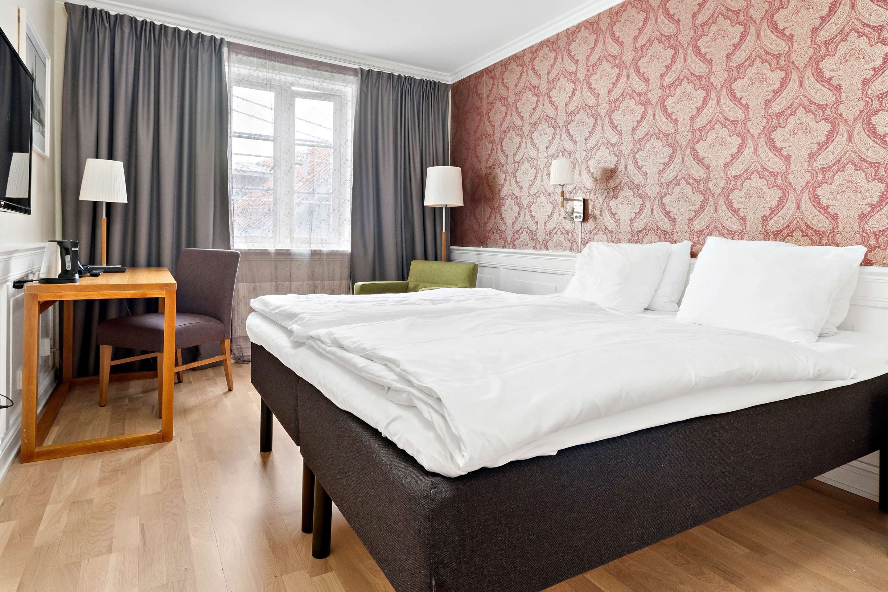 standard room, 1 queen bed, non smoking | 1 bedroom, pillow-top beds, in-room safe, desk