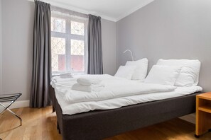 Camera familiare, 2 letti singoli, non fumatori (Bunk beds) | Materassi a doppio strato, una cassaforte in camera, una scrivania