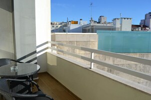 Quarto família, 3 camas de solteiro, para não fumantes (2 Adults + 1 Child up to 12 Years Old) | Sacada