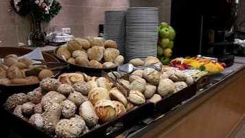 Tägliches Frühstücksbuffet (12 EUR pro Person)