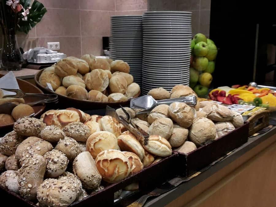 Petit déjeuner buffet (12 EUR par personne)