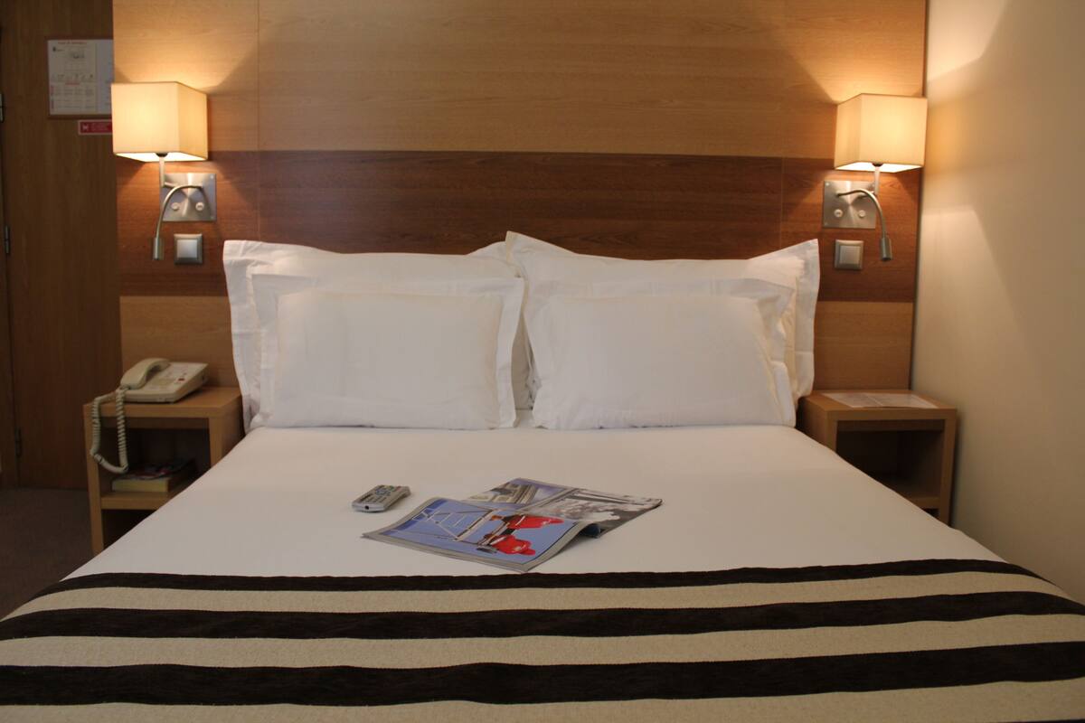 Ropa de cama de alta calidad y minibar 