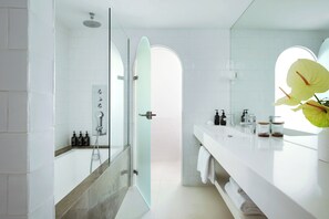 Superior Suite, 1 Bedroom | Bathroom | Combined shower/bathtub, designer toiletries, hair dryer, bathrobes - Vilalara Grand Hotel Algarve (Lagoa)