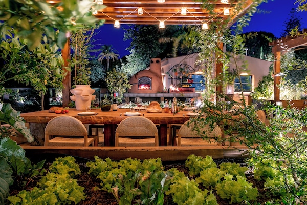 3 restaurants; breakfast, lunch, and dinner served