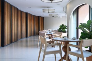 Free buffet breakfast 