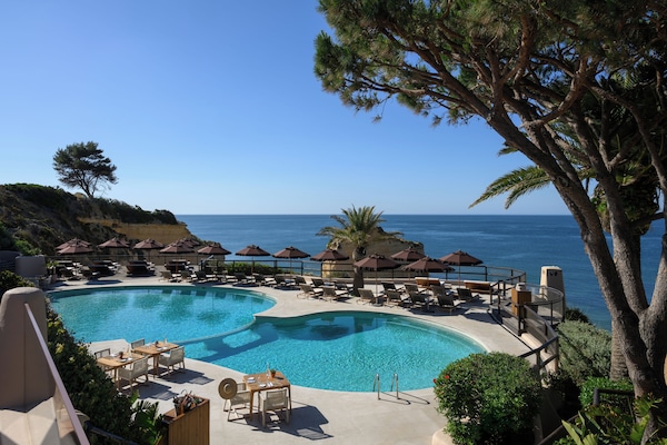 Alberca al aire libre y camastros