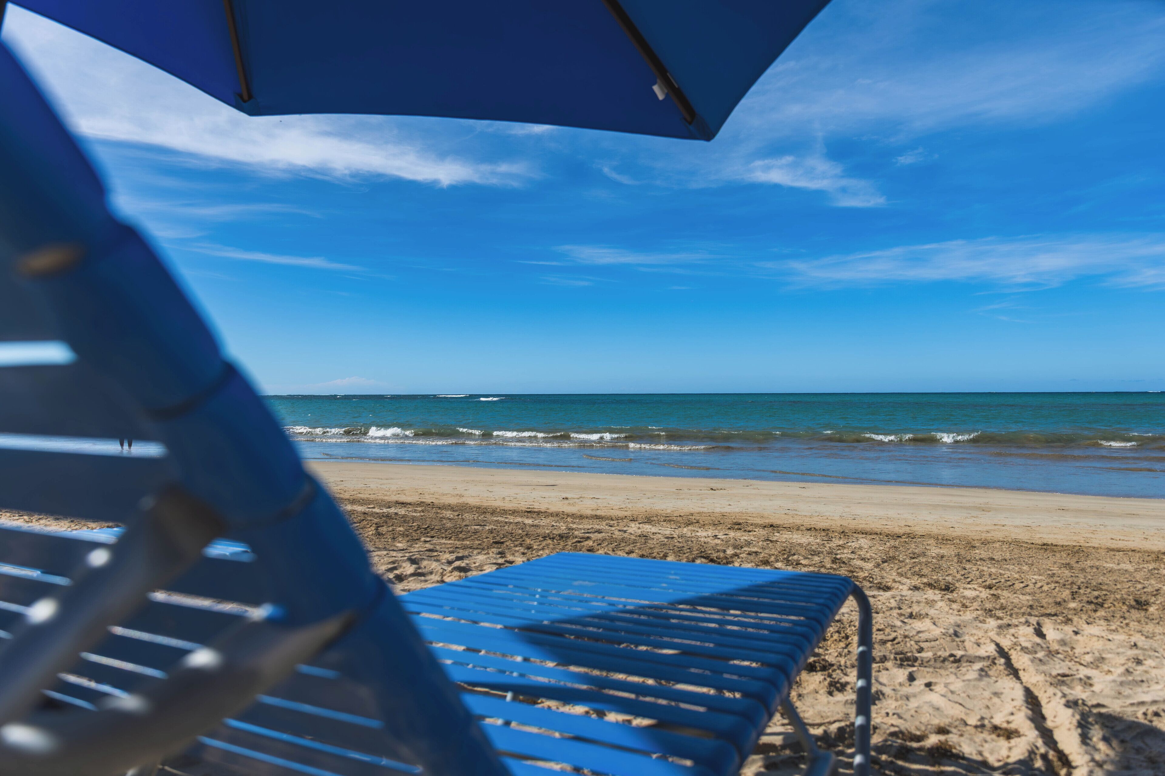 Ubicación cercana a la playa, arena blanca y sombrillas