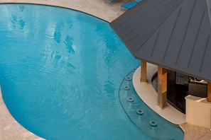 Piscine extérieure, chaises longues