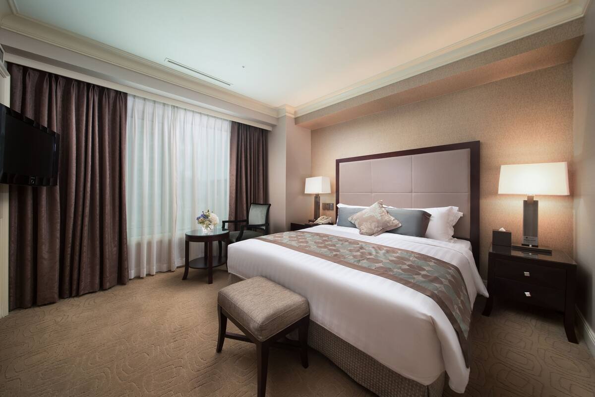 Plaza Suite Double | เครื่องนอนระดับพรีเมียม, ผ้านวมขนเป็ด, ตู้นิรภัยในห้องพัก, โต๊ะทำงาน