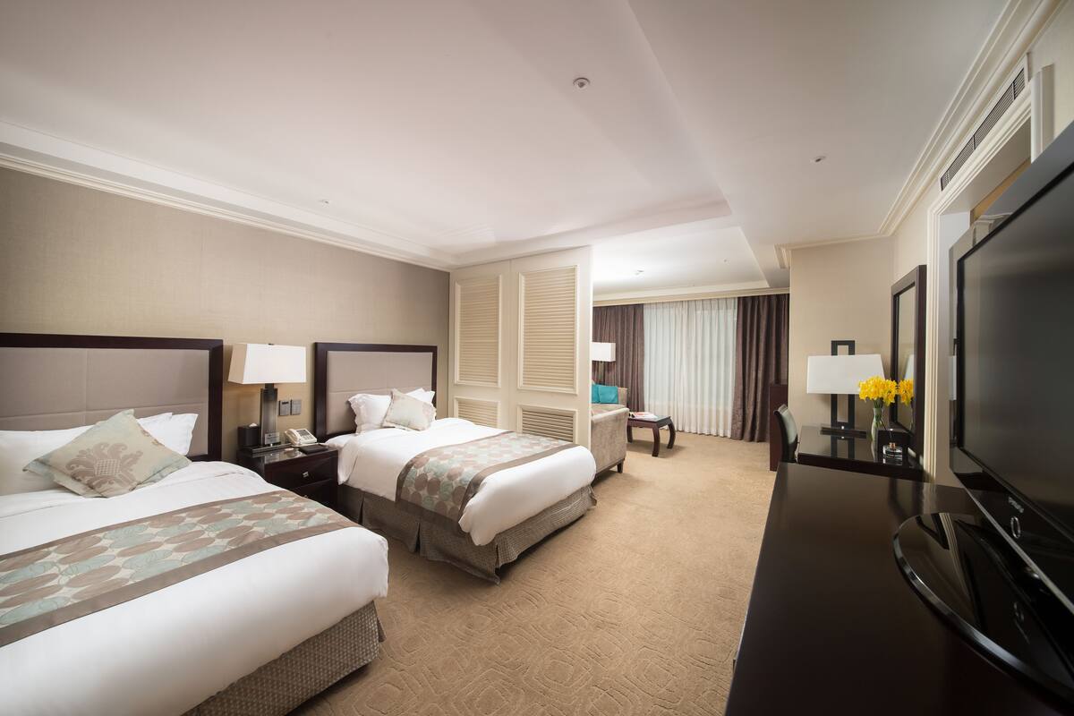 Plaza Suite Twin | เครื่องนอนระดับพรีเมียม, ผ้านวมขนเป็ด, ตู้นิรภัยในห้องพัก, โต๊ะทำงาน