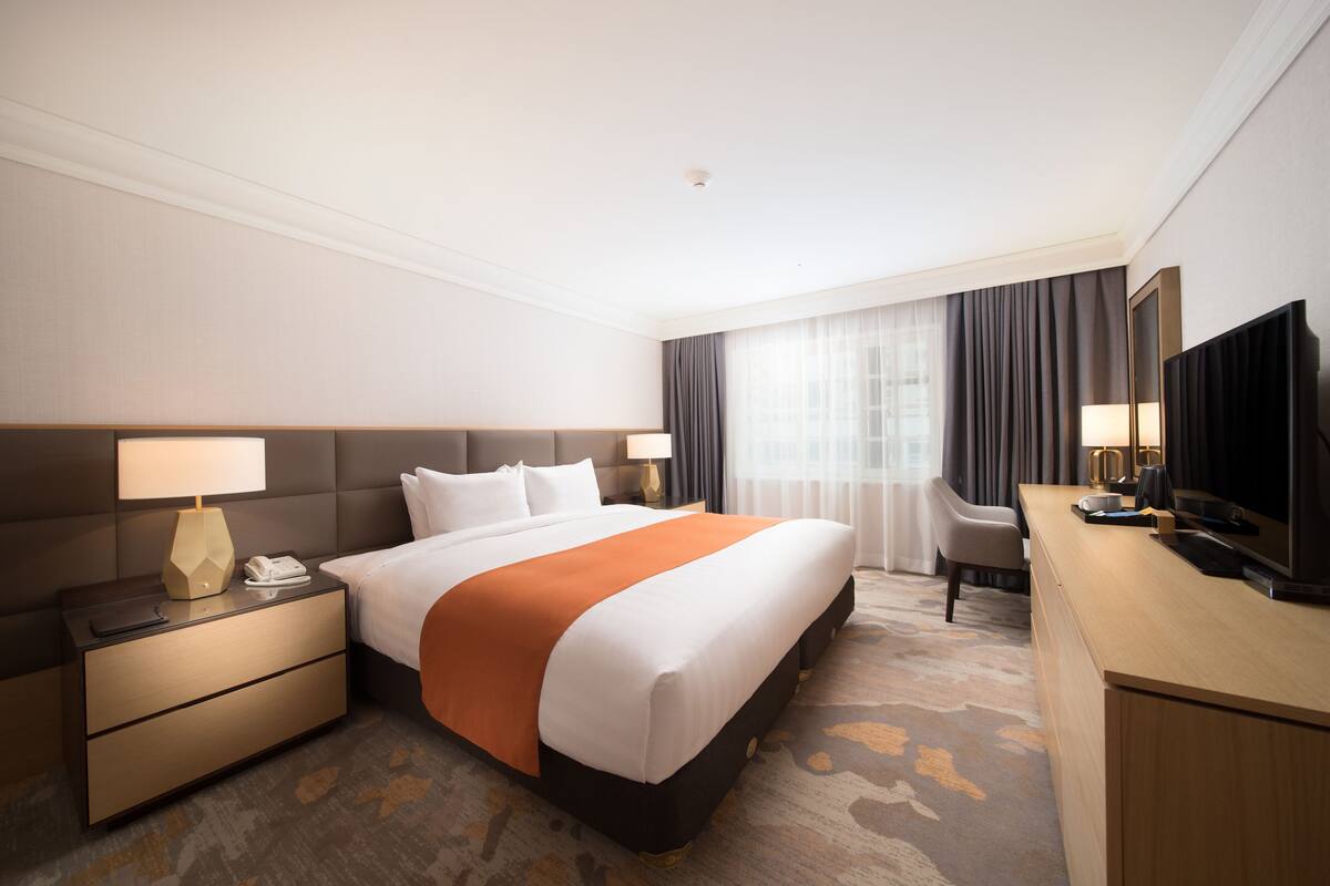 VIP Corner Suite King | เครื่องนอนระดับ พรีเมียม, ผ้านวมขนเป็ด, ตู้นิรภัยในห้องพัก, โต๊ะทำงาน