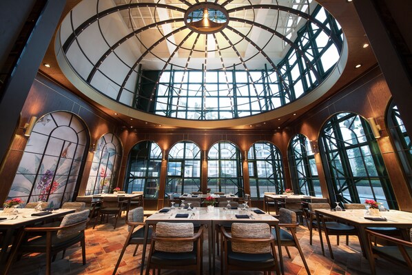 2 间餐厅，供应午餐和晚餐，中国菜