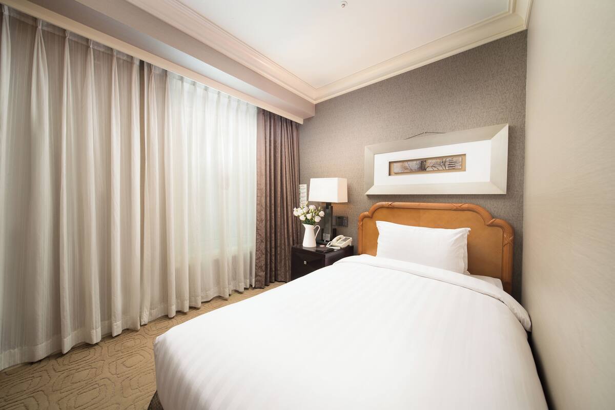 ห้องซิงเกิล | เครื่องนอนระดับพรีเมียม, ผ้านวมขนเป็ด, ตู้นิรภัยในห้องพัก, โต๊ะทำงาน