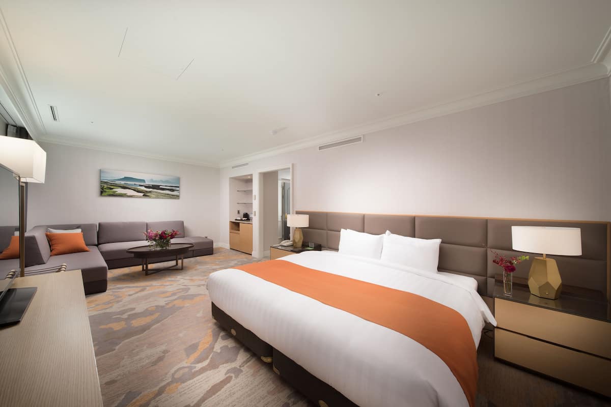 1 Schlafzimmer, hochwertige Bettwaren, Daunenbettdecken, Minibar