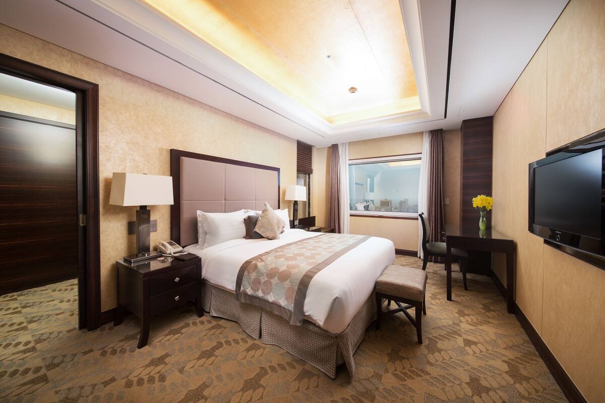 ห้องพรีเมียมสวีท | เครื่องนอนระดับพรีเมียม, ผ้านวมขนเป็ด, ตู้นิรภัยในห้องพัก, โต๊ะทำงาน