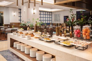 Desayuno buffet todos los días (con cargo) 