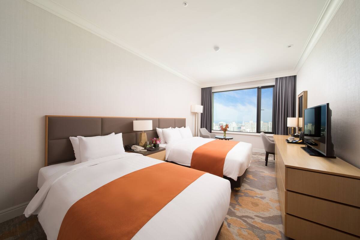 Standard Family Twin Room | เครื่องนอนระดับพรีเมียม, ผ้านวมขนเป็ด, ตู้นิรภัยในห้องพัก, โต๊ะทำงาน
