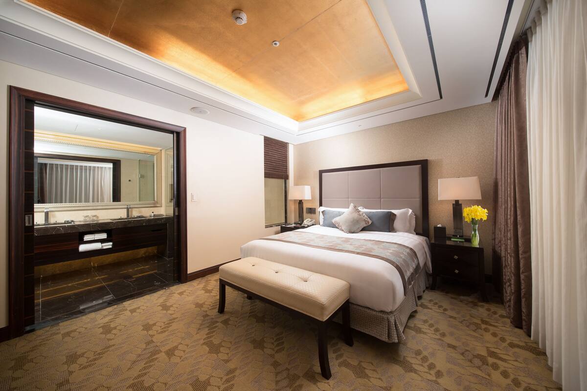 Royal Suite (2 bed rooms) | เครื่องนอนระดับพรีเมียม, ผ้านวมขนเป็ด, ตู้นิรภัยในห้องพัก, โต๊ะทำงาน