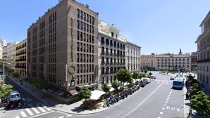 A multi-story building with a prominent 'HOTEL OPERA' sign, featuring a classic architectural style with a brick facade and multiple balconies. - Hotel Ópera (Madrid)