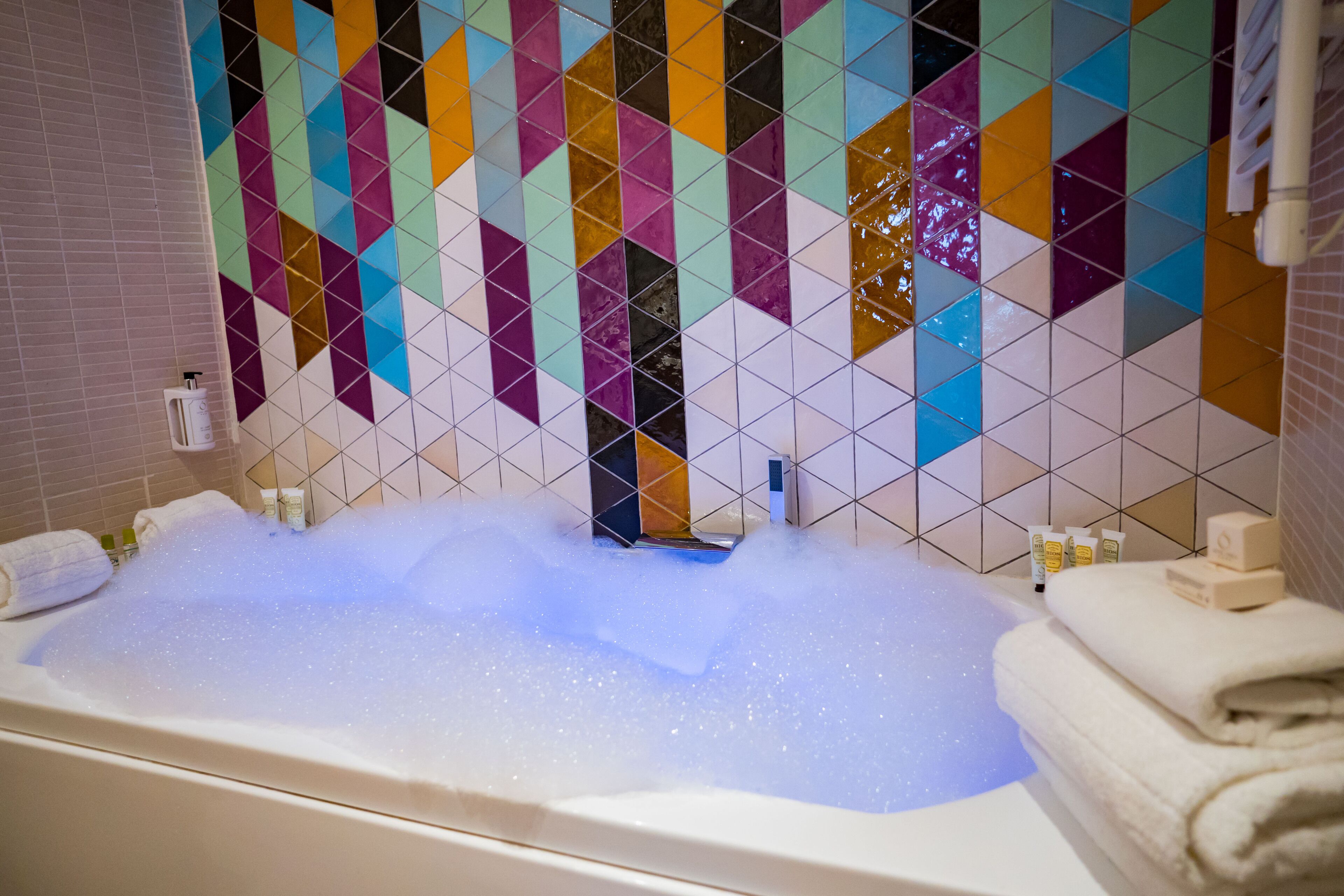 superior room with hidromassage | bathroom | combined shower/bathtub, hair dryer, slippers, towels