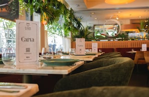Breakfast, lunch, dinner and brunch served - Hotel Ópera (Madrid)