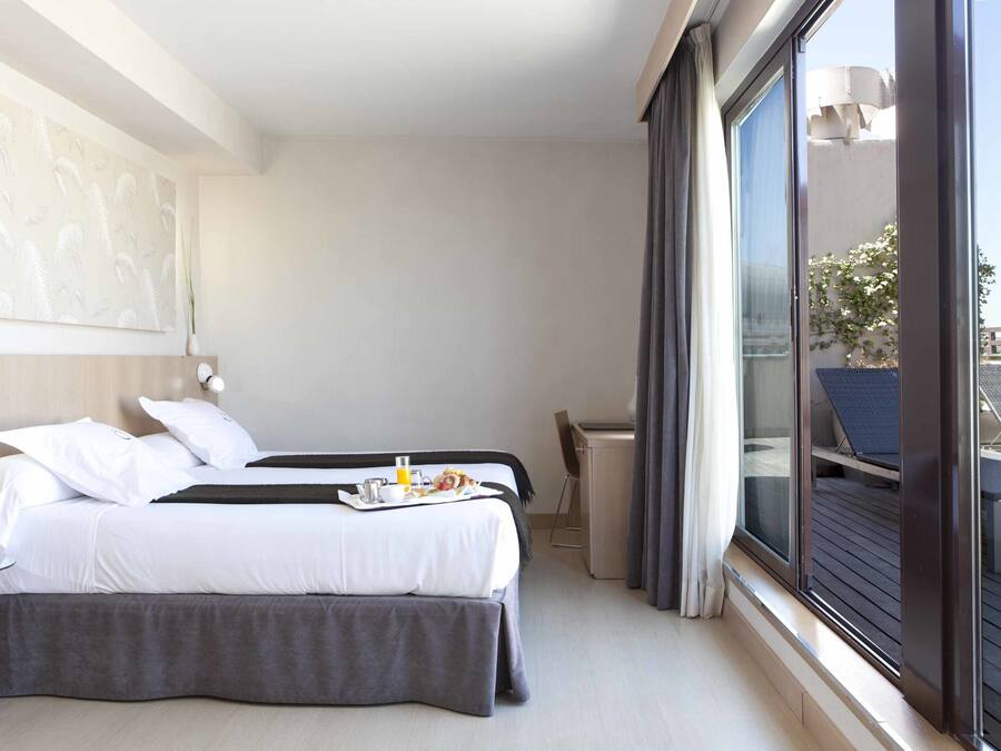 Double Room, Terrace (Jacuzzi) | Peralatan tempat tidur premium, bar mini, peti besi dalam bilik