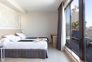 Quarto casal, terraço (Jacuzzi) | Roupas de cama premium, frigobar, cofres nos quartos, escrivaninha