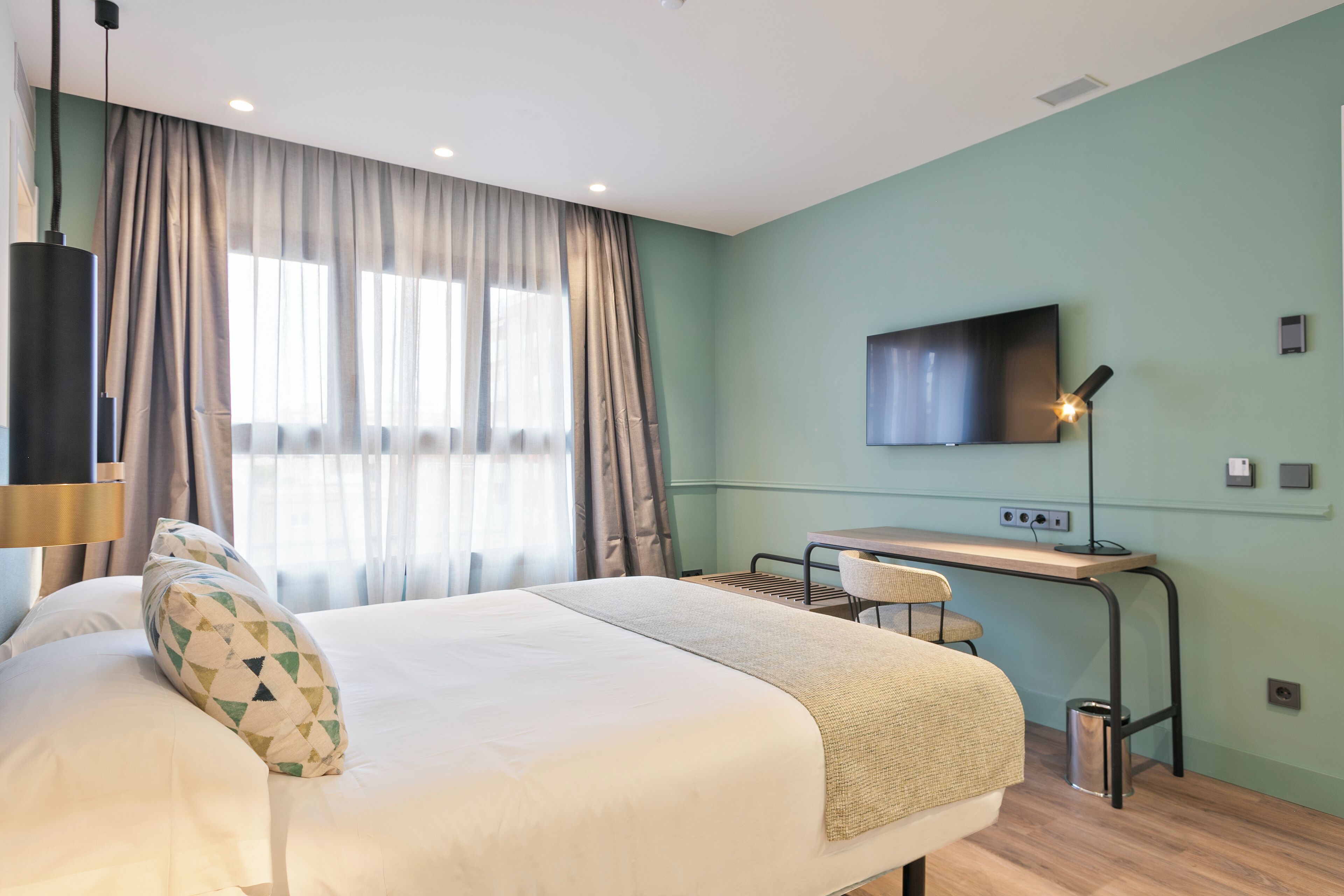 ألحفة محشوة بالريش وأسرّة بإسفنج يتكيف مع شكل الجسم وخزنة داخل الغرفة