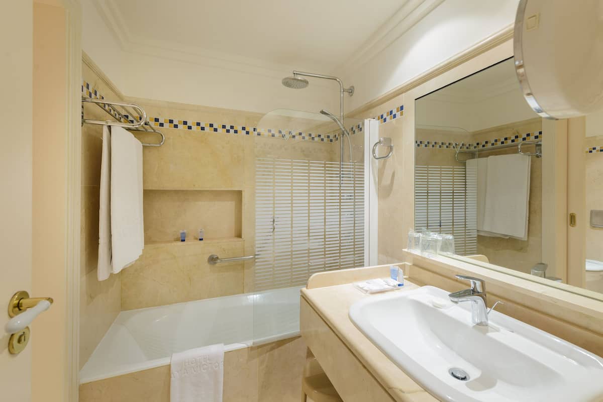 bathtub, hair dryer, towels