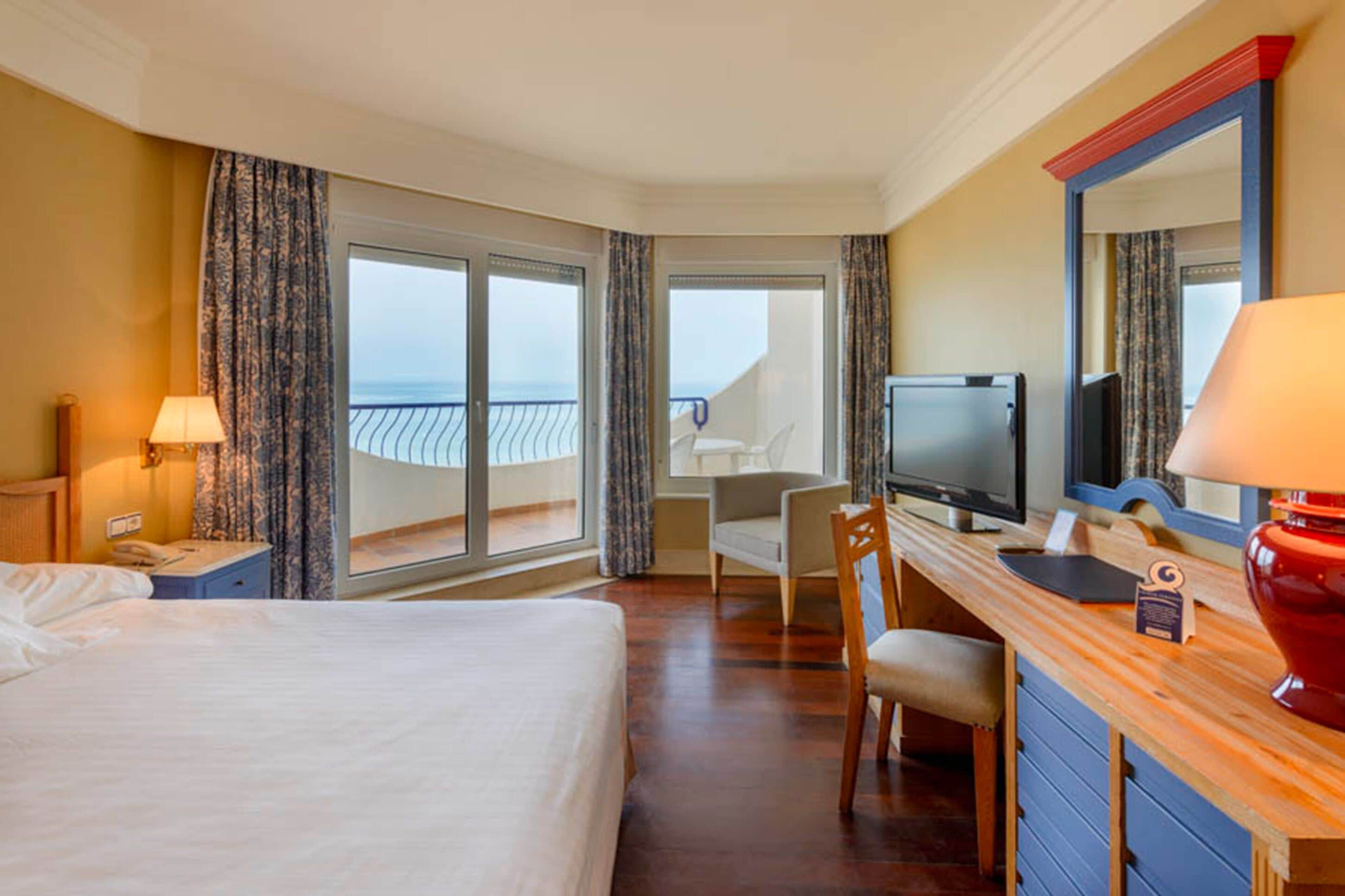 double room, sea view | 1 bedroom, minibar, in-room safe, desk