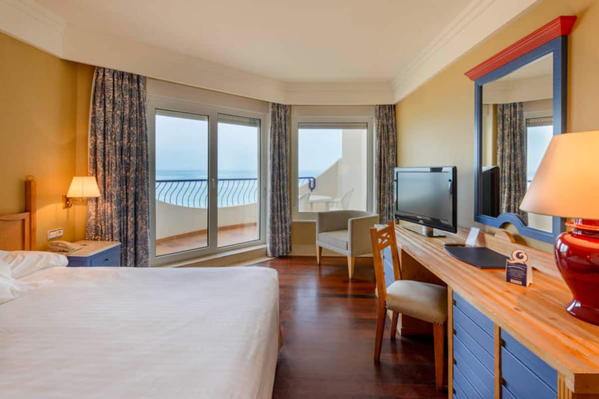 double room, sea view | 1 bedroom, minibar, in-room safe, desk