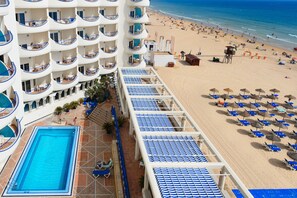 Outdoor pool, sun loungers - Hotel Playa Victoria (Cádiz)
