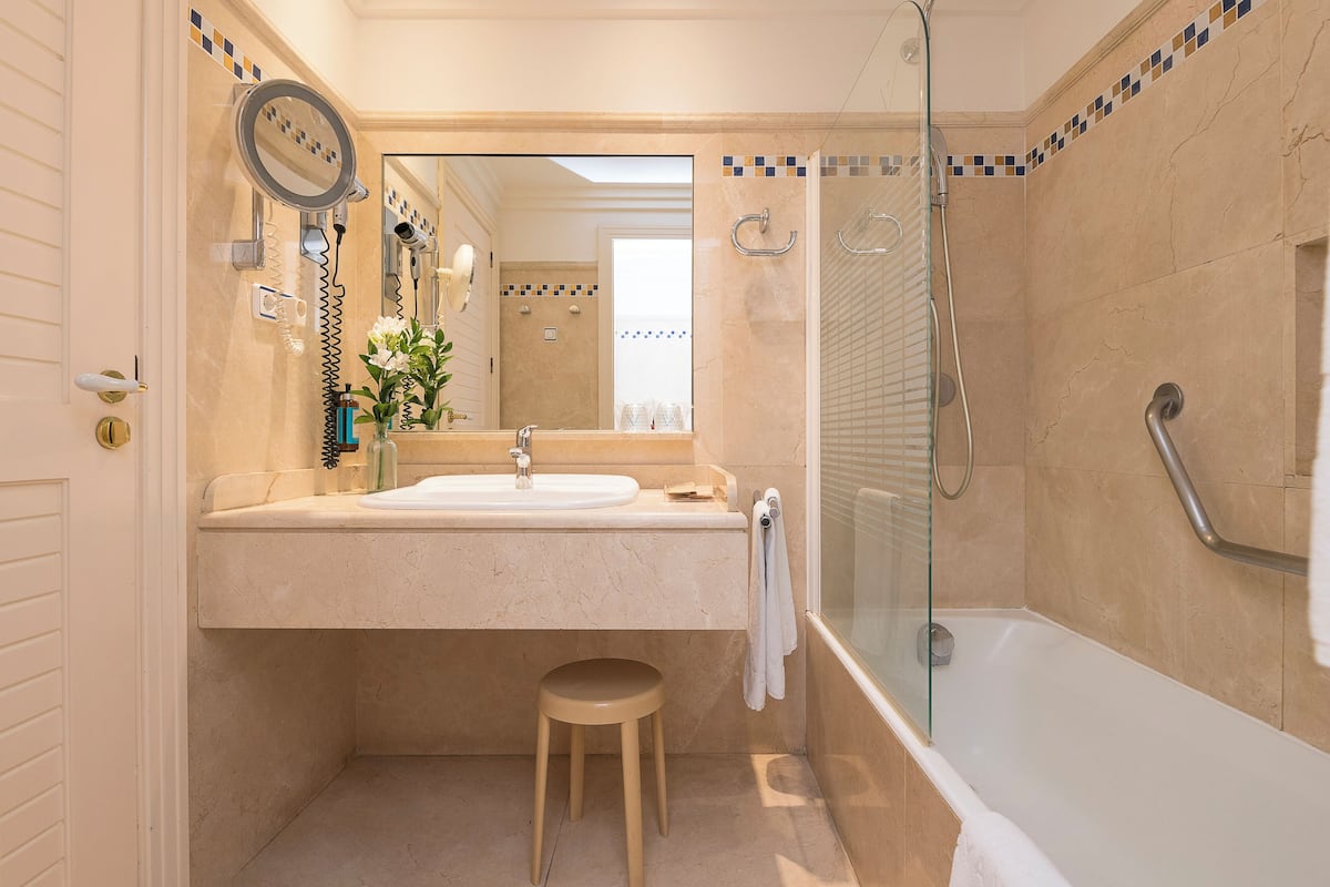 bathtub, hair dryer, towels