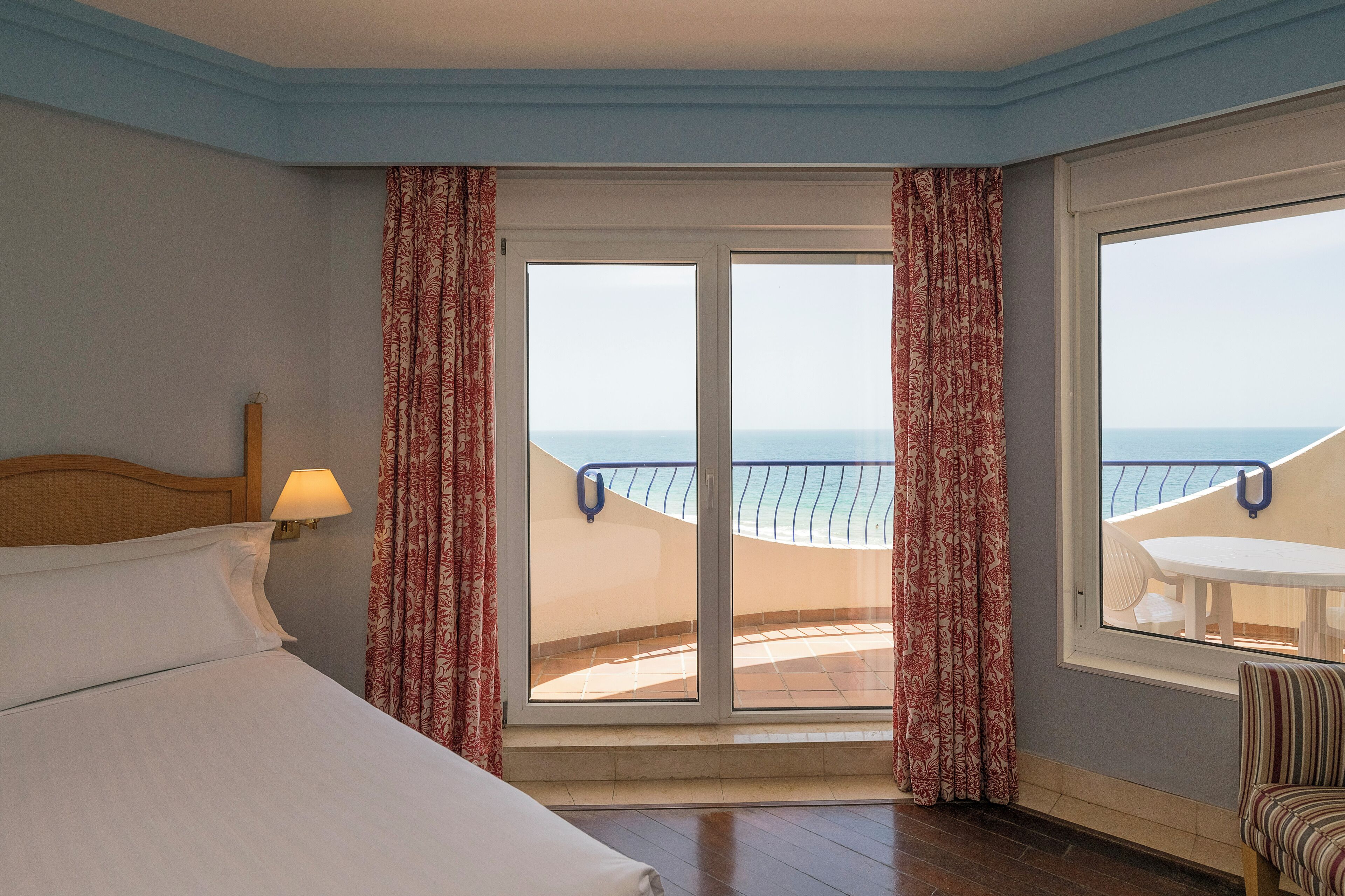 double room, sea view | 1 bedroom, minibar, in-room safe, desk