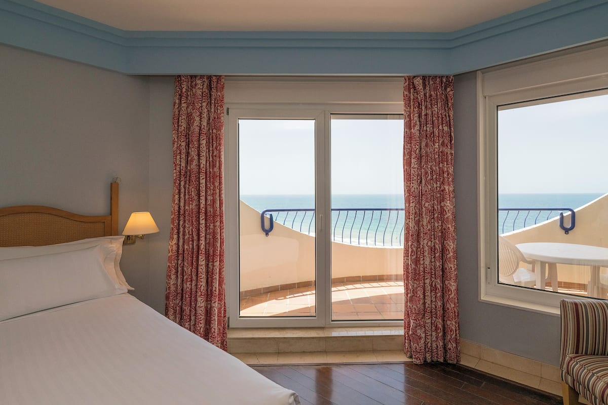 double room, sea view | 1 bedroom, minibar, in-room safe, desk