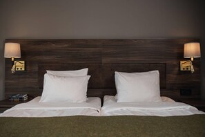 Standard Room, 2 Twin Beds | Desk, laptop workspace, cribs/infant beds, rollaway beds